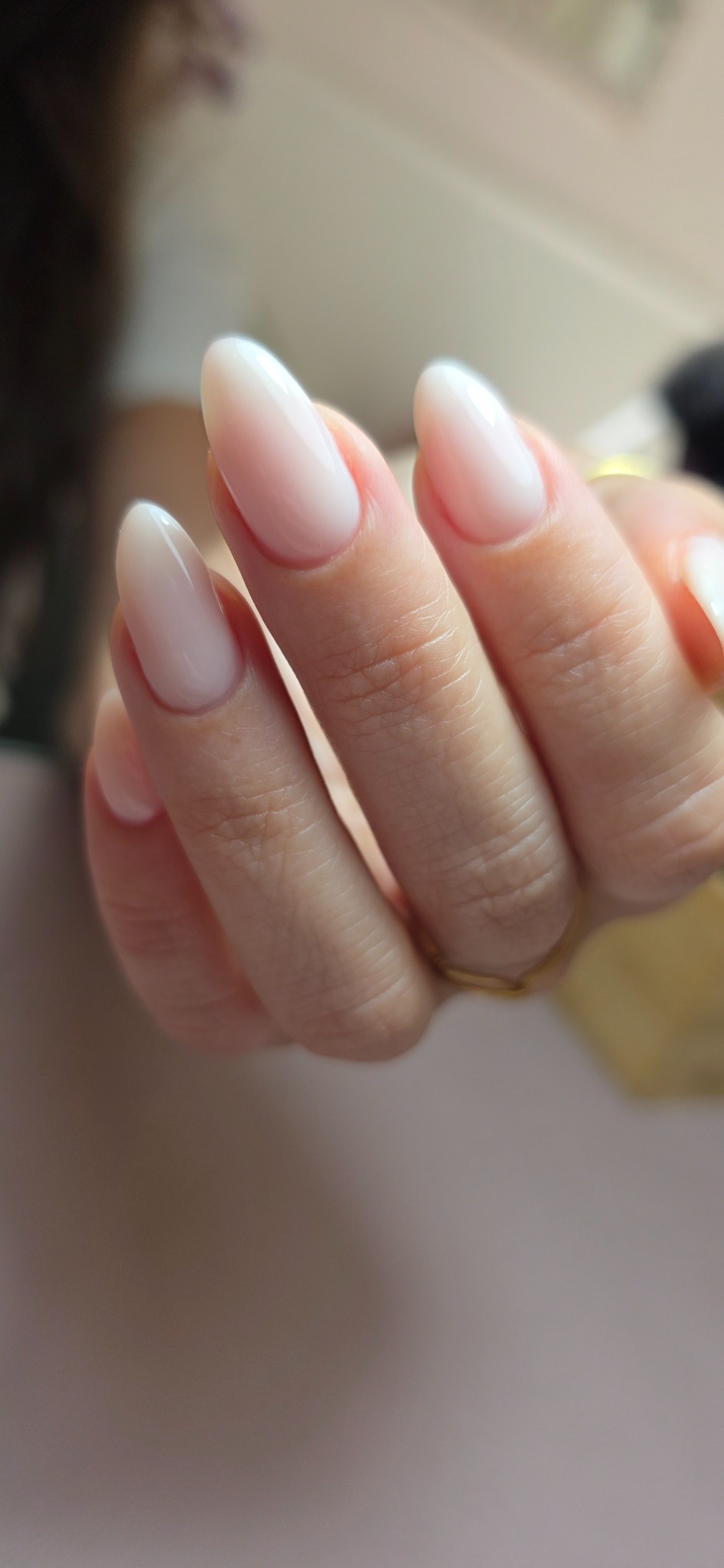 Uñas de gel nude y blanco lechoso realizadas en Trend y Nails Barcelona