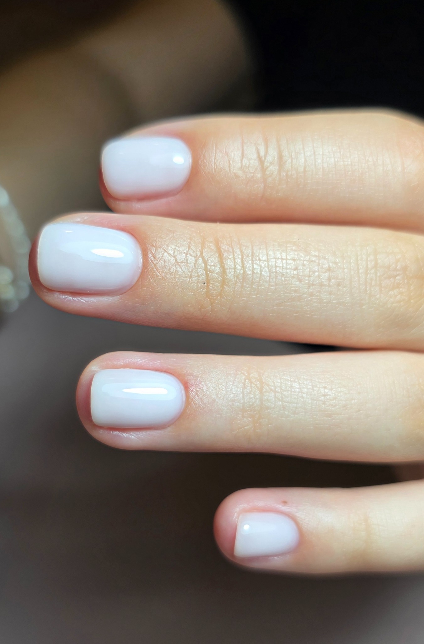 Manicura blanco lechoso en uñas cortas realizada en Trend y Nails Barcelona