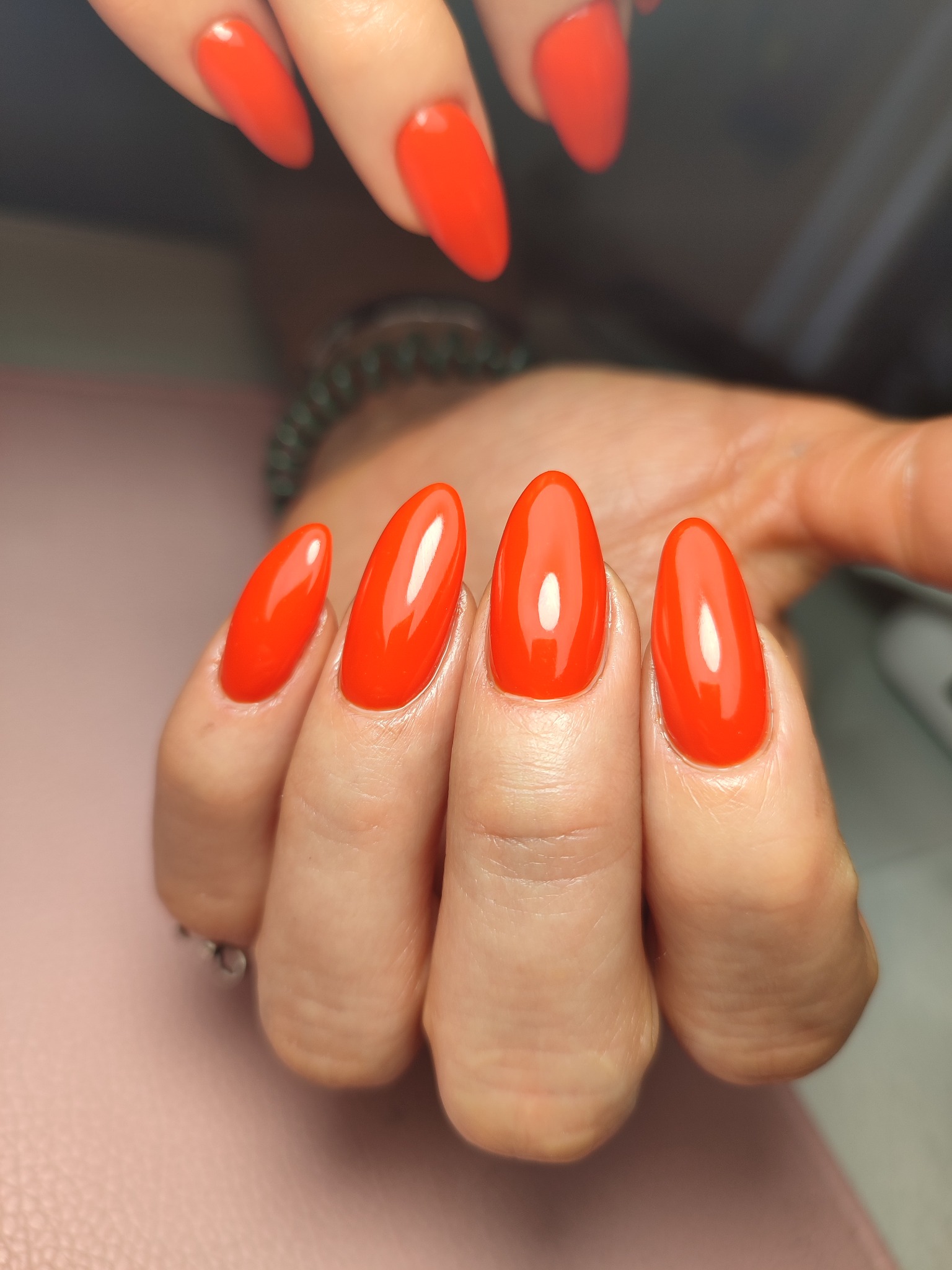Manicura semipermanente coral realizada en Trend y Nails Barcelona
