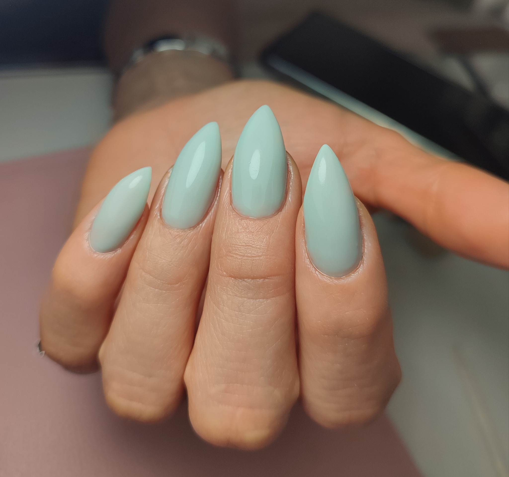 Primer plano de manicura rusa gris realizada en Trend y Nails Barcelona