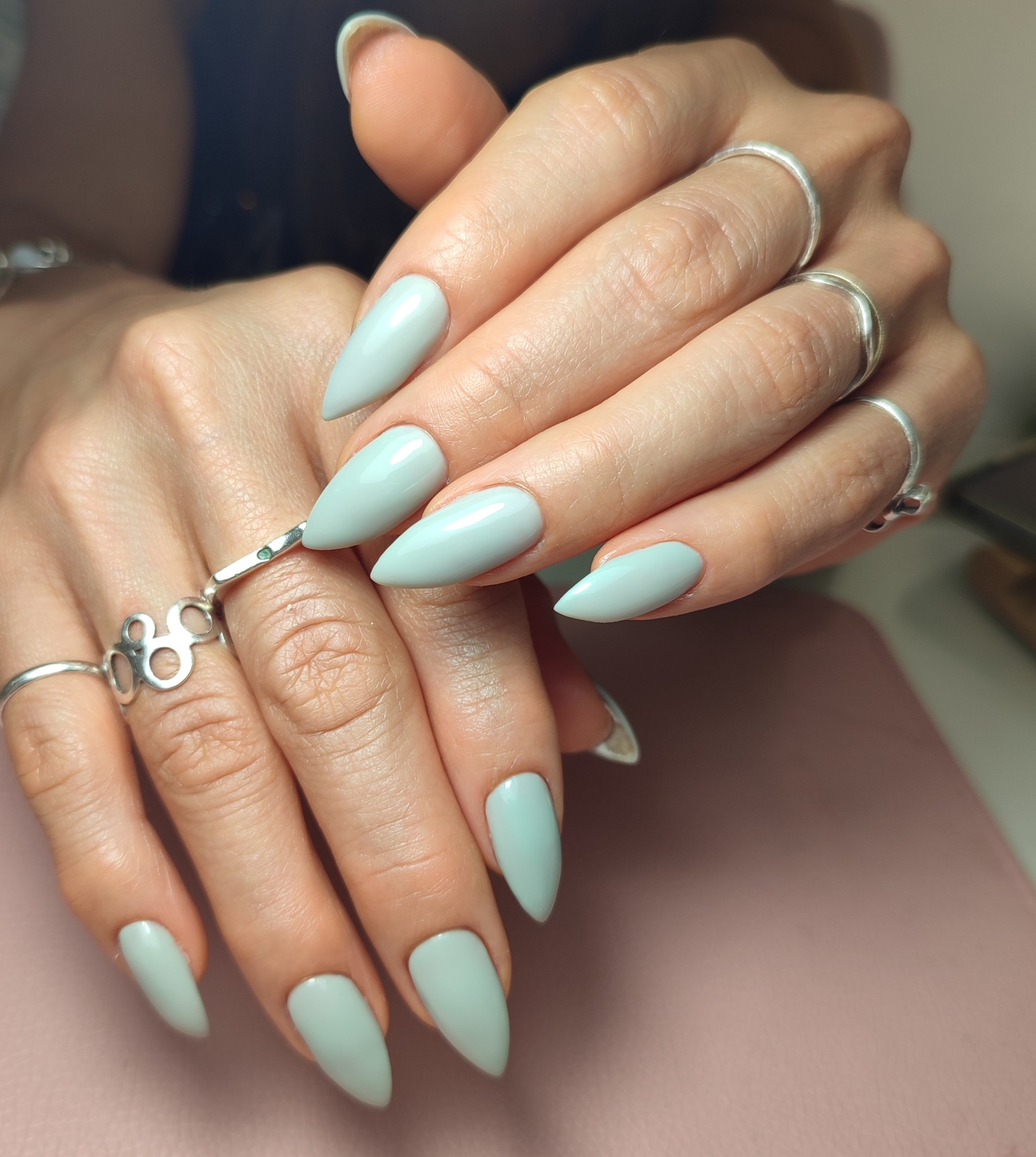 Manicura gris con dos manos y anillos realizada en Trend y Nails Barcelona