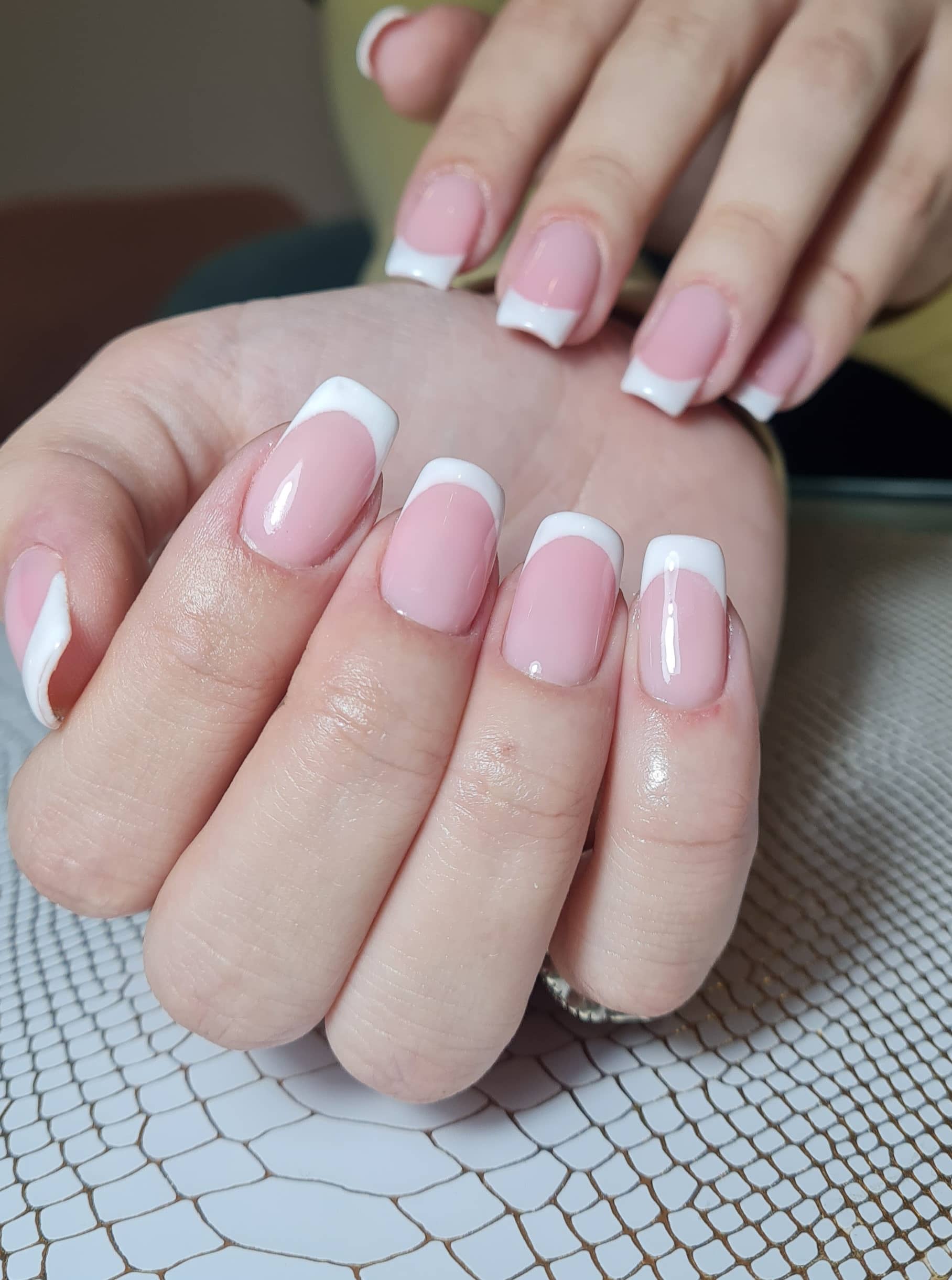 Manicura francesa realizada en Trend y Nails Barcelona